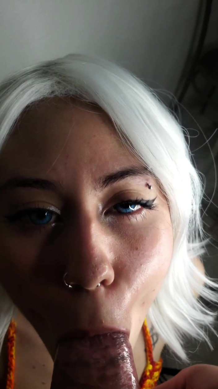 DherlyDoll: 18歳のビッチ、太いチンコに挿入するのが大好き