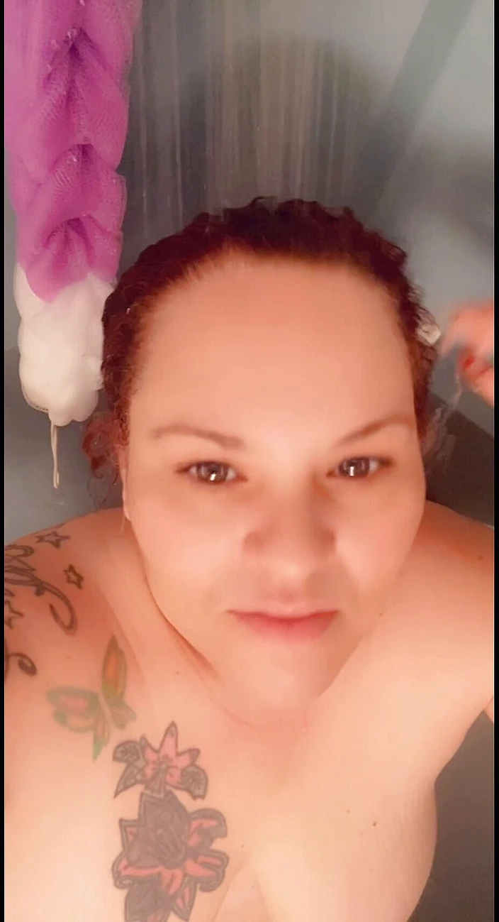 Curvyliz9: Horny in shower