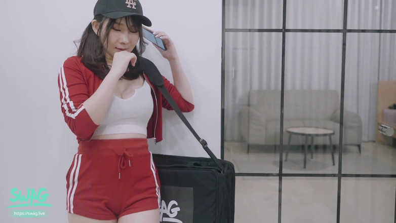 SWAG.live: Horny Couple Invite Delivery Into a Dirty Threesome