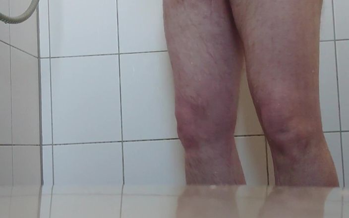 Carmen_Nylonjunge: Pissing in the Shower in the Morning