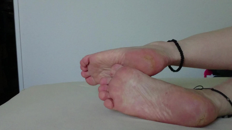 Carmen_Nylonjunge: My Ugly Bare Feet in Bed