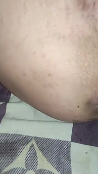 思いがけず手で私のお尻を犯し、私のお尻を拳で叩き、端と開いた穴で