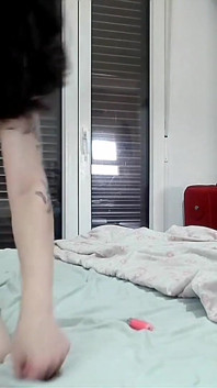 Bermain bersendirian, dengan dildo, kongkek muka dan gaya doggy, rintihan pancutan mani yang kuat