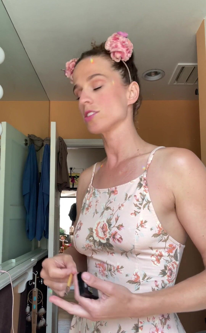 VibeWithMommy: JOi macecha se na tebe naštve za to, že si dělá...