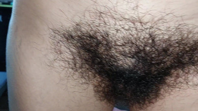 Amateur_MS: ホットママは彼女の毛深い猫を指で触れる