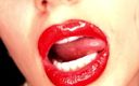 Goddess Misha Goldy: Labios rojos brillantes y fetiche de fumar