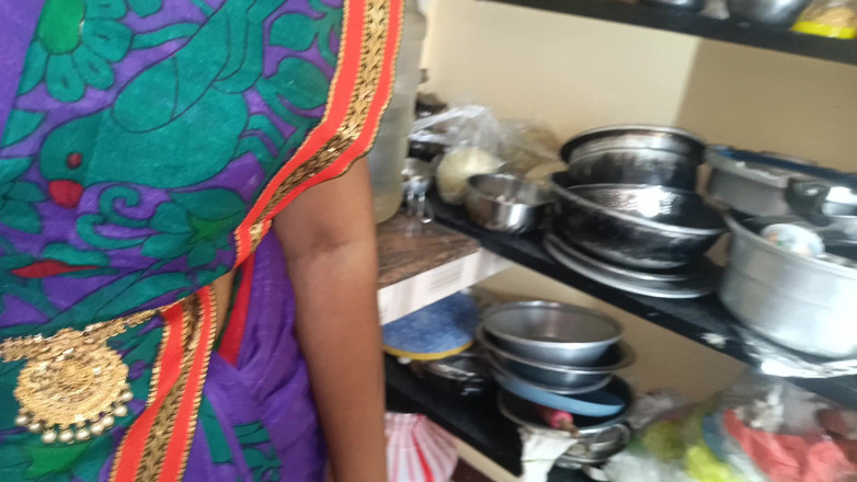 Inba: Suri rumah berkongkek di dapur