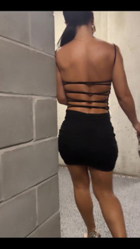 Nacht in einem kleinen schwarzen kleid, höschen oder ohne höschen?