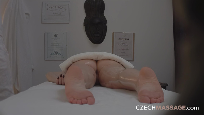 Czech Massage: チェコマッサージ89:ブルネットの美女がマッサージ師をいたずらなひねりで誘惑