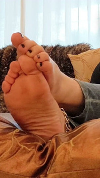 Piedi sporchi sul divano