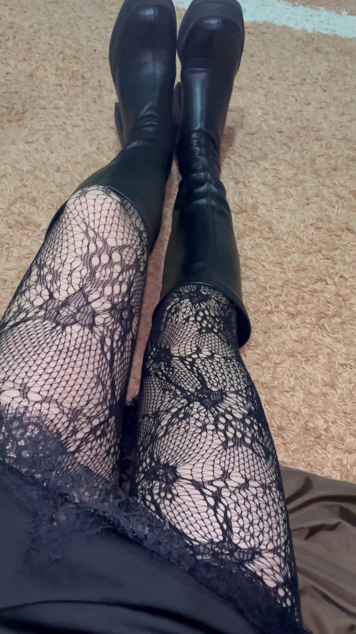 Sparrowica: Chơi với đôi chân của tôi trong đôi tất và ủng gợi cảm