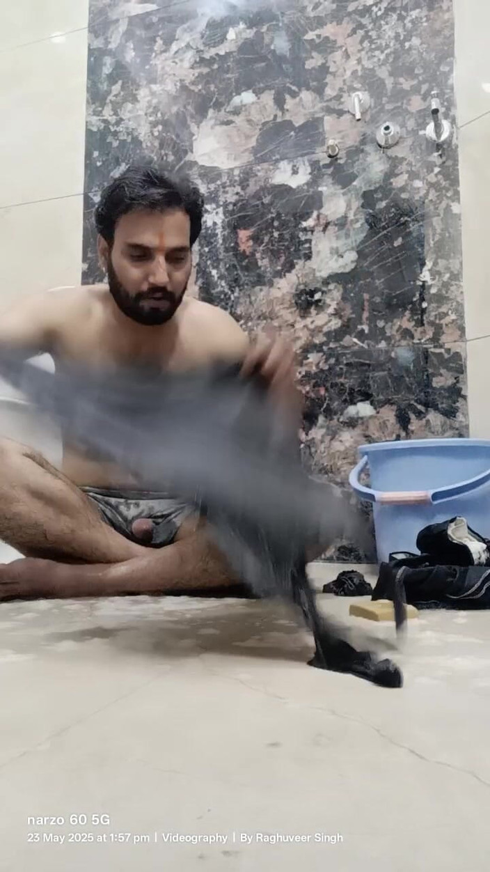 Rajasthani-old-lover: Hintli desi adam duş ve ev görevinin tadını çıkarıyor