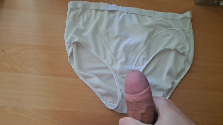Younger_94: Gefickt und auf stiefmutters höschen gespritzt
