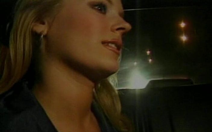 Lovers Of Vintage: Krásné klasické panenky mají lesbo zábavu na zadním sedadle taxíka