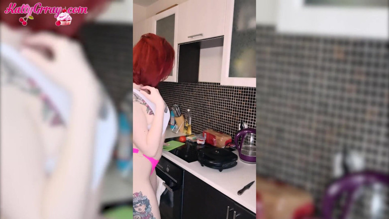 Katty Grray: Ragazza calda accarezza il corpo mentre cuochi - soft erotica