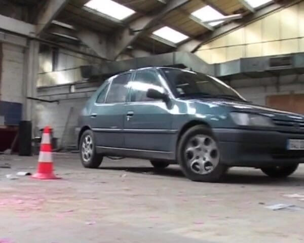 Videos Francaises: 駐車場でファックされた見事なブルネットのフランス人ベイブ