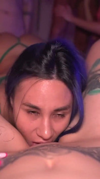 Orgie rusească 3 fete 2 băieți sărut schimb de spermă