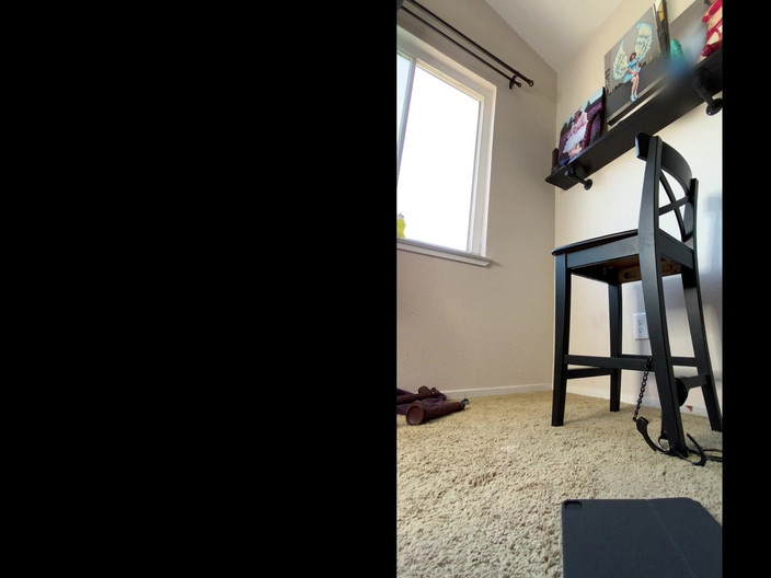 Sissy Candy: Une tapette en cage de chasteté caresse son clito verrouillé...