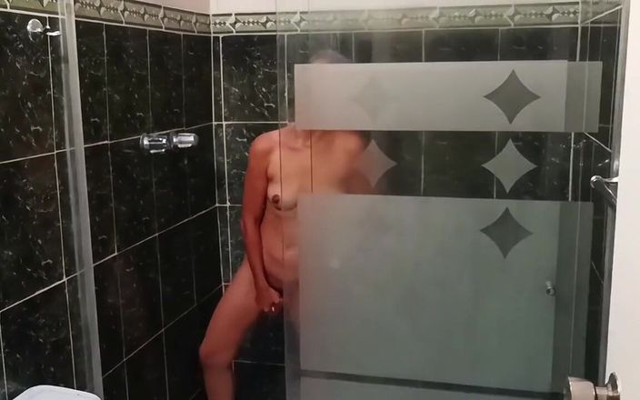 Swingers amateur: Je regarde ma belle-mère se masturber en nettoyant la douche....