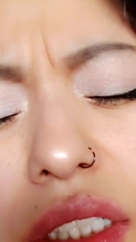 Mi masturbo e mi sborro sulla faccia