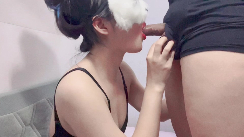 MrBigso: 经过一段时间的说服，她给了我口交，让我射了很多