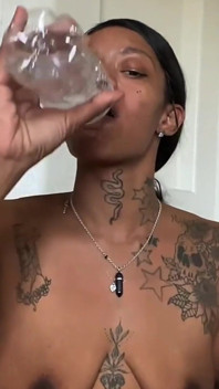 Gypsyish eboni seksi menghisap zakar hitam besar! Video penuh!
