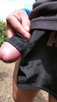 Un motard m’surprend en cours de courir avec ma bite dehors