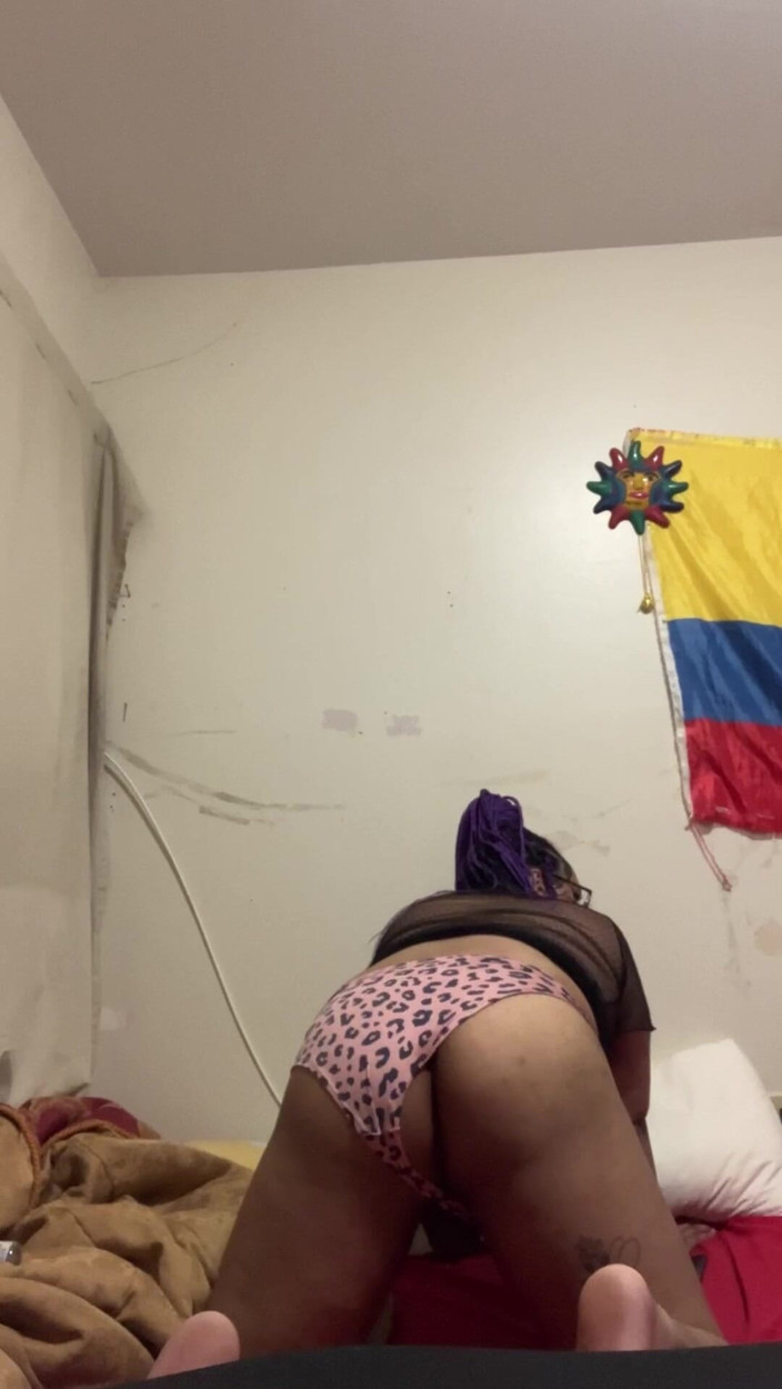 TsAfropuffs: La trans bomba scopa un travestito dai capelli blu