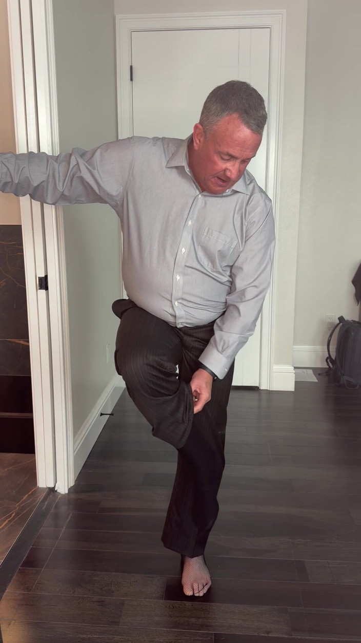 GottaLuvBB: Отчим приходит домой в костюме