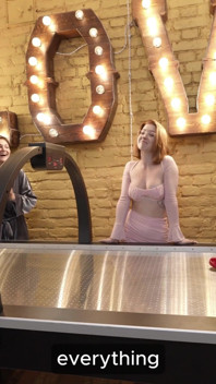 Tröstpris: knullade en vän för att muntra upp honom efter att ha förlorat Air Hockey -spelet