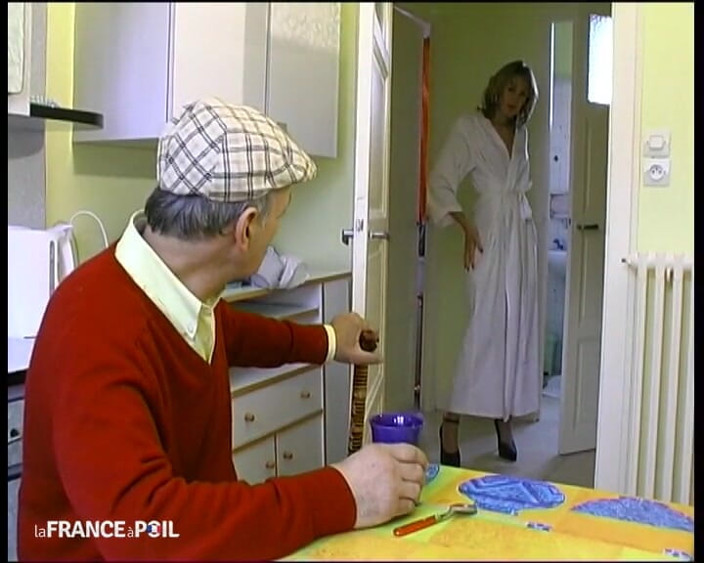 French BDSM: ¡Una linda esposa se ofrece a un abuelo delante de...