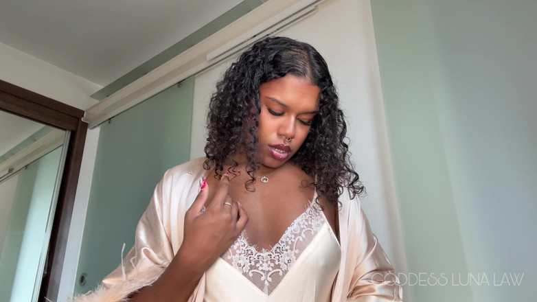 Goddess Luna Law: Saténové joi