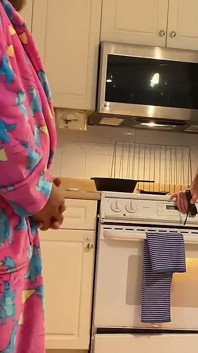 Cazzo fuori mentre il ragazzo di costanza si aggiusta il forno
