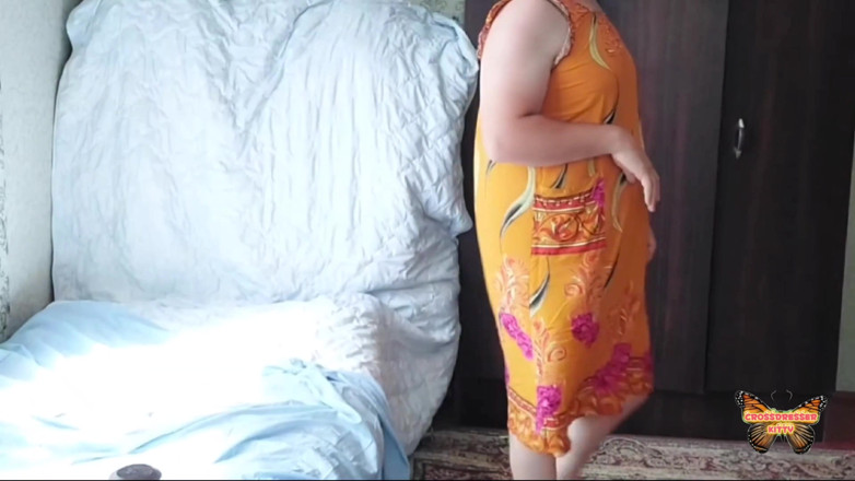 Kitty_Cross: Tante seksi rambut pirang dengan pantat bahenol lagi asik ngentot...