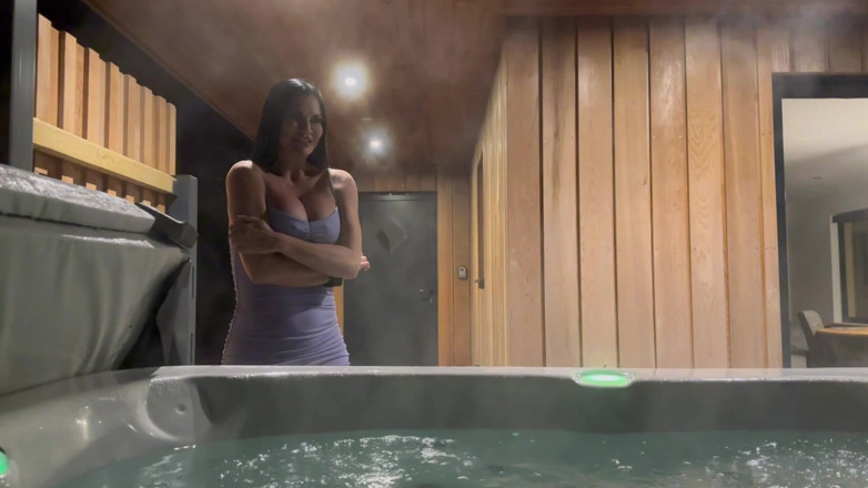 Jasmine Jae: Ngentot hot di bak mandi di luar ruangan malam hari