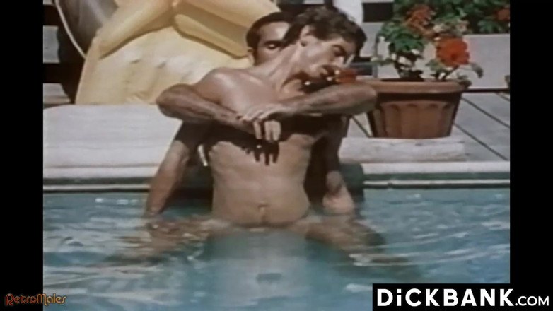 Dick bank: Cuplu excitat își suge reciproc pula în aer liber