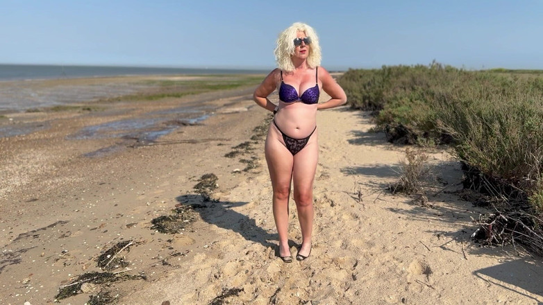 MartinsMrsMilf: Svlékání z mých malých černých mini šatů na pláži a pak hraní...