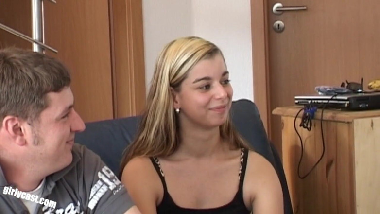 Girlycast: Tatlı melanie erkek arkadaşı izlerken ilk büyük zenci ve üçlü seks