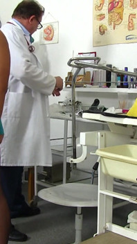 Baculatou cikánskou milf chytil nahou její výstřední gynekolog