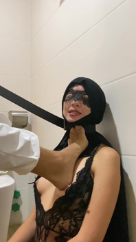 Hrubé facky na hruď, hry s páskem a ledem
