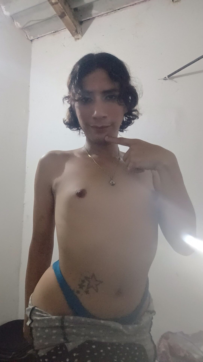 Femboy from Colombia: स्तन जो बड़े और बड़े होते जा रहे हैं
