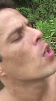 Băiat tânăr sexy negru futut de prietenul său în aer liber