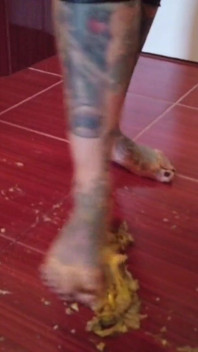 Uma banana é pisoteada por uma loira tatuada milf
