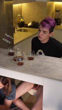Des amis du twink ont fait une pause-café et ça s’est transformé en pipe sous la table