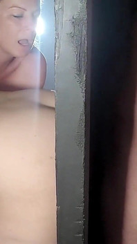 La gaura din zid - gloryhole cu muie cu fumat