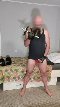 Mi sego il cazzo mentre solleva i pesi