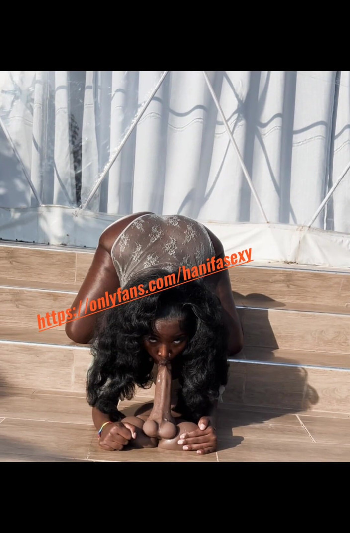 Nasty_hotbabe: Awek 18 tahun menghisap besar di luar rumah di tempat awam...