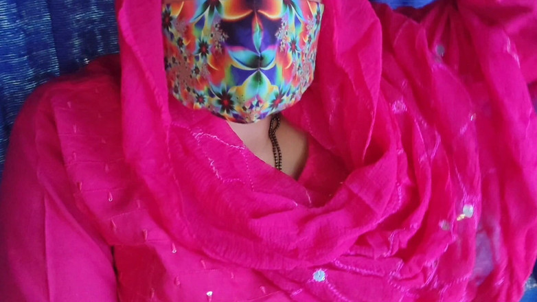 Khushboobhabi: Mädchen zieht sich in einem laufenden bus um