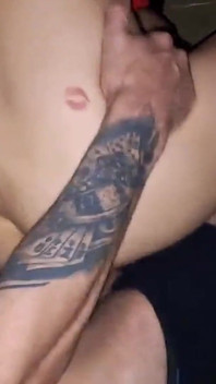 Куколд оставляет жену с обнажённой задницей в окне машины для незнакомцев на публике!