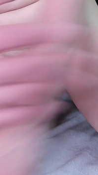 Nadržená trans žena si honí před kamerou a dává si dávky semene